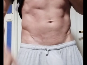 Le beau norik se branle jusqu'au jus hot facial gay porn