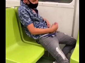 Máscarado batendo punheta no metro gay porn thai hot