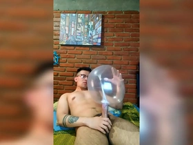 Vergón activo se masturba con globo de condón taiwan gay porn movie