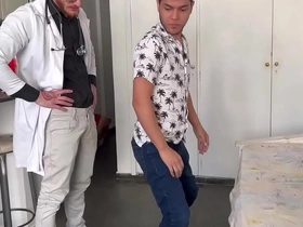O médico carmona oficiall safado não resistiu e comeu o paciente japan bondage gay porn