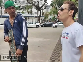 O boy na praça aceitou ir dar pros dois pauzudos hot uncle gay porn