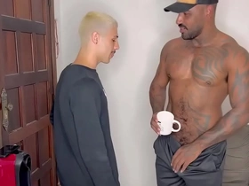 Negão pauzudo dando leito pro filho novinho da vizinha que foi pedir açúcar bare detached muscle porn hot