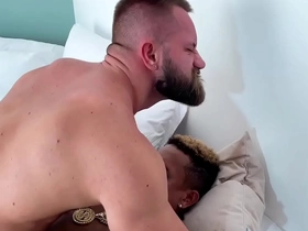 Ricardo baiano levando uma surra de cu do thebeardx que deu uma sentada gostosa nos 24cm do baiano gay porn korean living souls
