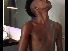 Novinho negão brasileiro mostrando sua pica de 23cm hot happy boy gay porn