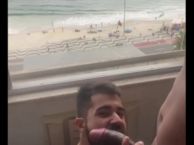 Mamando com gosto essa piroca de 27 cm com essa vista linda da praia (completo no red) japan gym gay porn