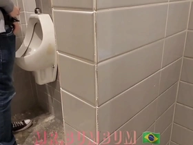 Novinho saiu da faculdade e foi na padaria . no banheiro deixou de mijar para receber um boquete . diário de banheirão (dia8) completo no red e subscrição hot orgy gay porn